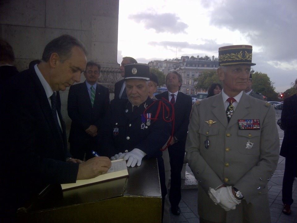 Giovanni Legnini all’Arc de Triomphe alla cerimonia di omaggio al milite ignoto con il ministro francese Arif