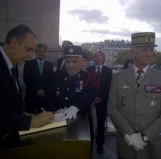 Giovanni Legnini all’Arc de Triomphe per la cerimonia di omaggio al milite ignoto con il ministro francese Arif